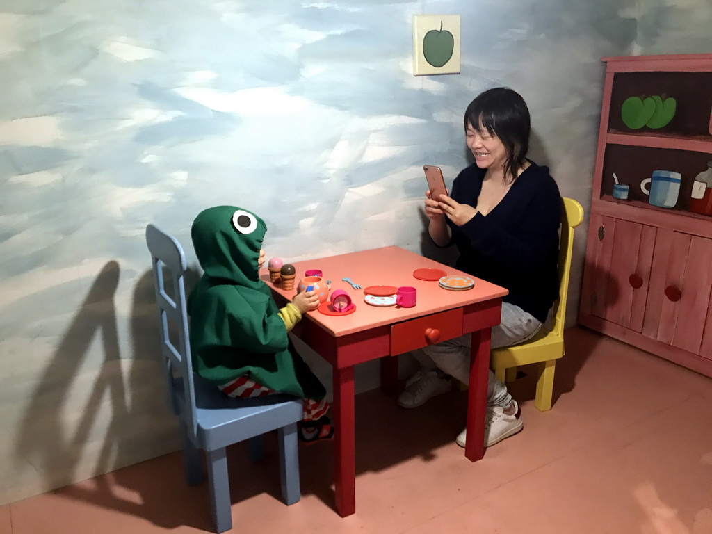 Miaomiao and Max at the table in the home of Kikker at the `Kikker is hier!` exhibition at the second floor of the Natuurmuseum Brabant