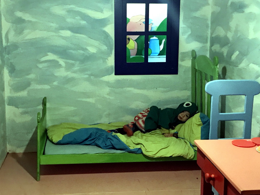 Max on bed in the home of Kikker at the `Kikker is hier!` exhibition at the second floor of the Natuurmuseum Brabant