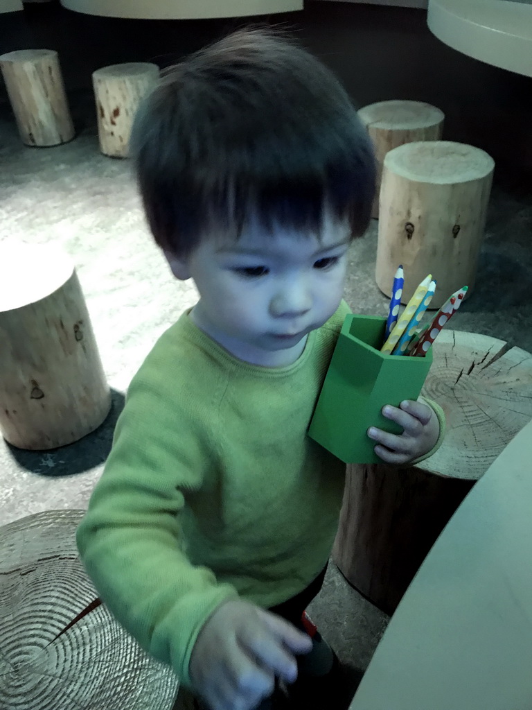 Max with pencils at the `Beleef Ontdek Samen: BOS` exhibition at the second floor of the Natuurmuseum Brabant