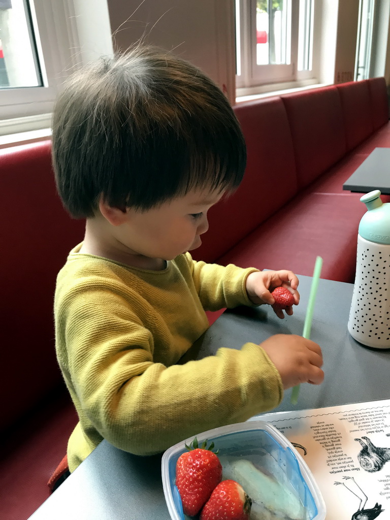 Max having lunch at the Museumcafé at the ground floor of the Natuurmuseum Brabant
