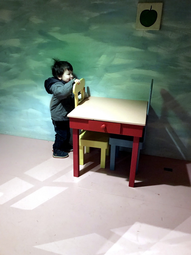 Max at the table in the home of Kikker at the `Kikker is hier!` exhibition at the second floor of the Natuurmuseum Brabant
