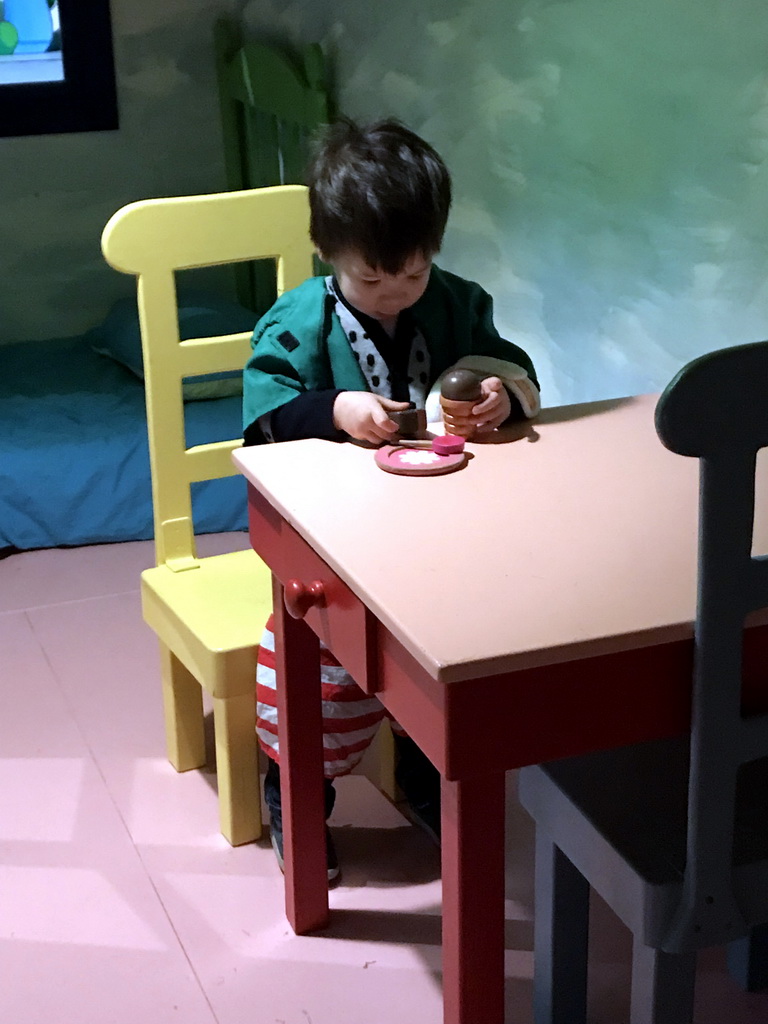 Max at the table in the home of Kikker at the `Kikker is hier!` exhibition at the second floor of the Natuurmuseum Brabant