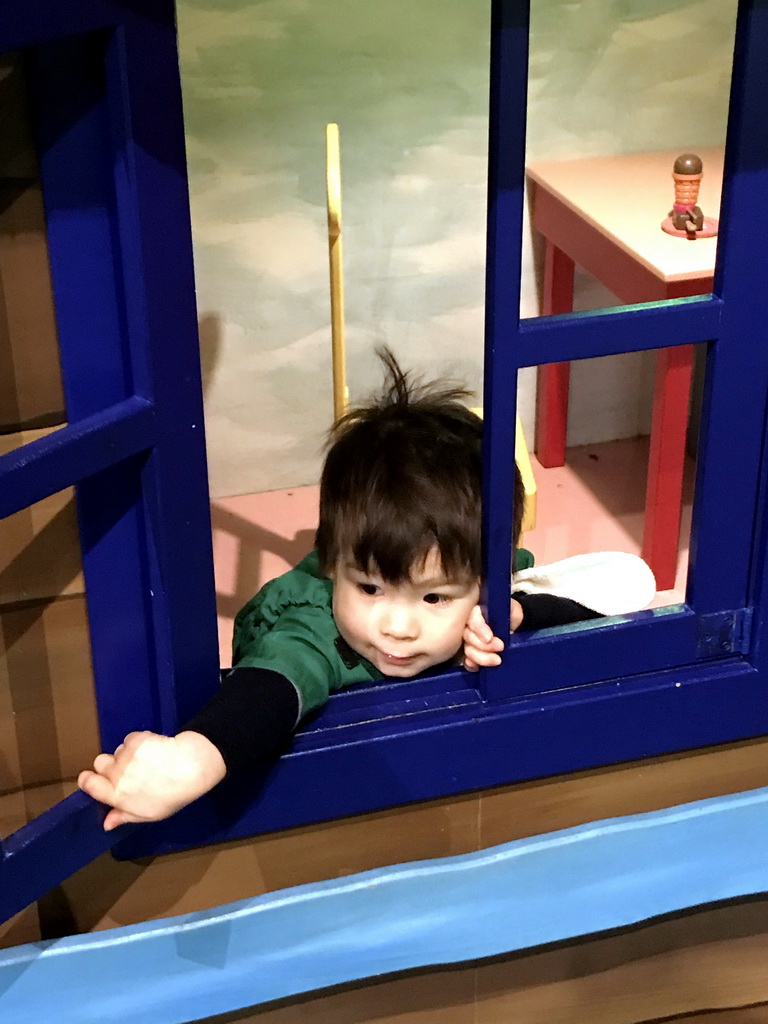 Max at the window in the home of Kikker at the `Kikker is hier!` exhibition at the second floor of the Natuurmuseum Brabant