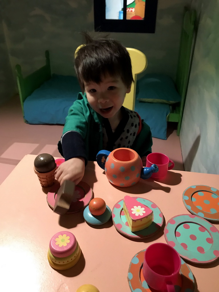 Max at the table in the home of Kikker at the `Kikker is hier!` exhibition at the second floor of the Natuurmuseum Brabant