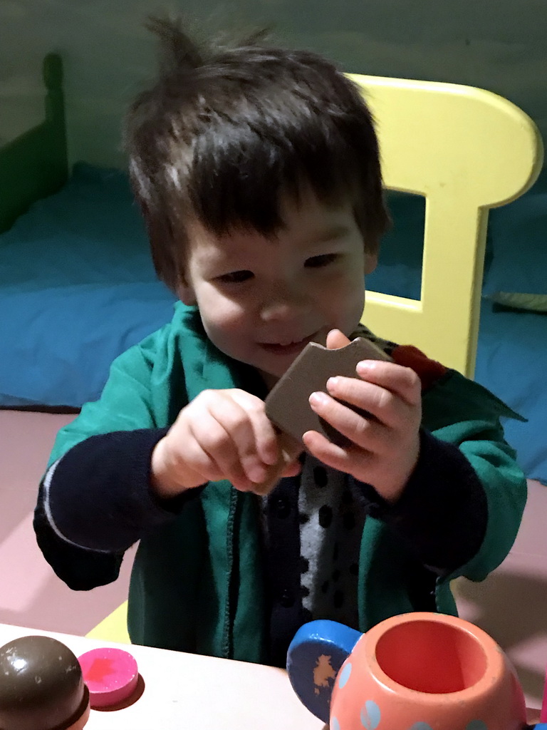 Max at the table in the home of Kikker at the `Kikker is hier!` exhibition at the second floor of the Natuurmuseum Brabant