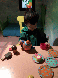 Max at the table in the home of Kikker at the `Kikker is hier!` exhibition at the second floor of the Natuurmuseum Brabant