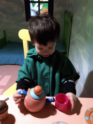 Max at the table in the home of Kikker at the `Kikker is hier!` exhibition at the second floor of the Natuurmuseum Brabant