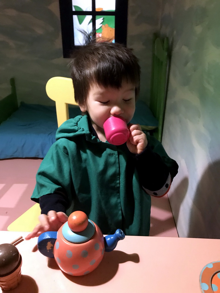 Max at the table in the home of Kikker at the `Kikker is hier!` exhibition at the second floor of the Natuurmuseum Brabant