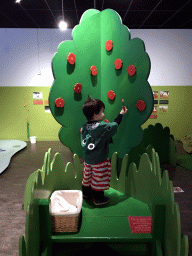 Max at the apple tree at the `Kikker is hier!` exhibition at the second floor of the Natuurmuseum Brabant