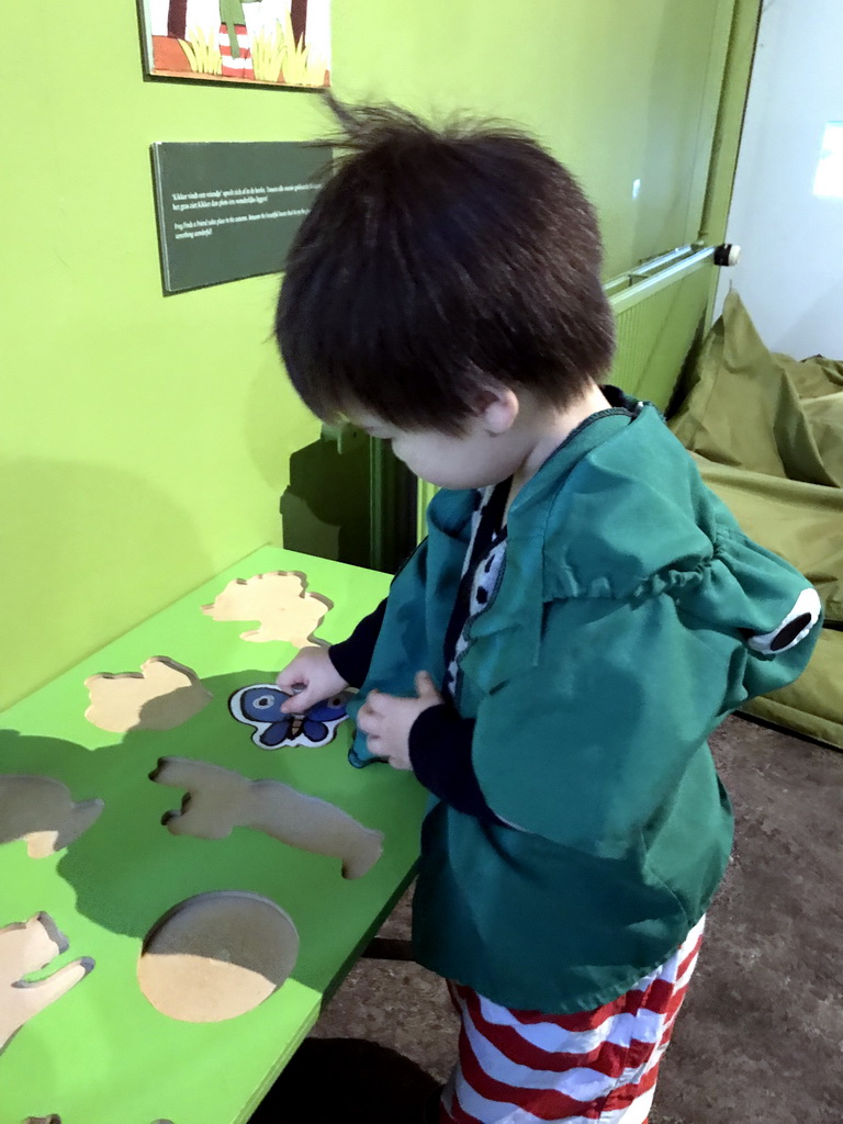 Max doing a puzzle at the `Kikker is hier!` exhibition at the second floor of the Natuurmuseum Brabant