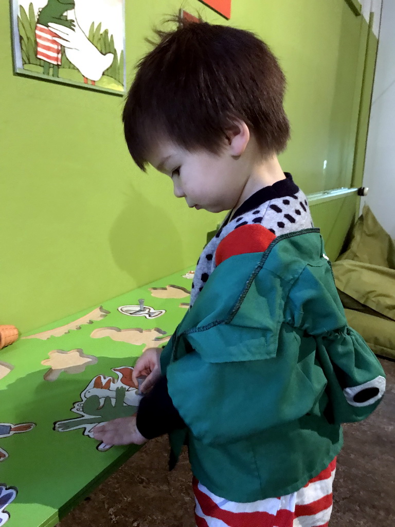 Max doing a puzzle at the `Kikker is hier!` exhibition at the second floor of the Natuurmuseum Brabant