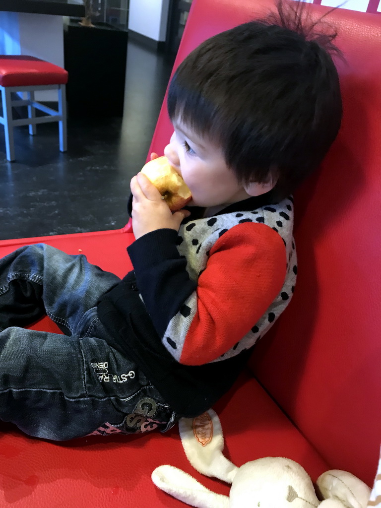 Max eating an apple at the Museumcafé at the ground floor of the Natuurmuseum Brabant