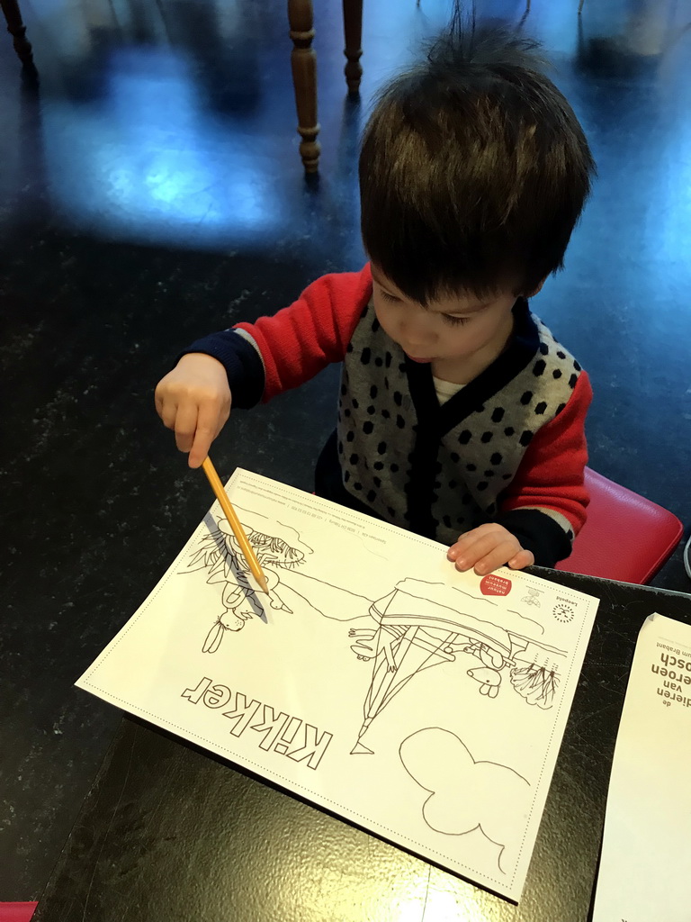 Max making a drawing at the Museumcafé at the ground floor of the Natuurmuseum Brabant