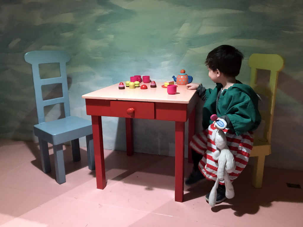 Max at the table in the home of Kikker at the `Kikker is hier!` exhibition at the second floor of the Natuurmuseum Brabant