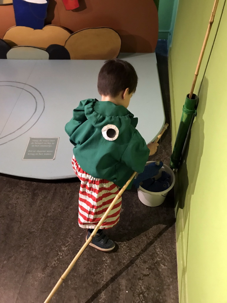 Max at the fishing game at the `Kikker is hier!` exhibition at the second floor of the Natuurmuseum Brabant