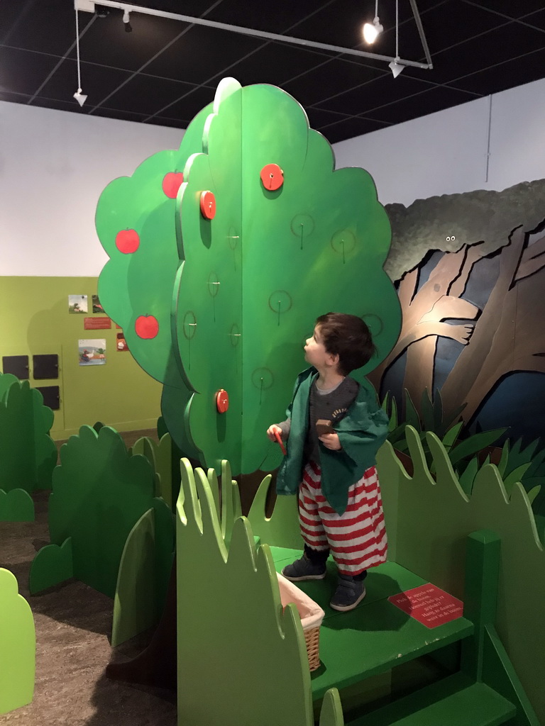 Max at the apple tree at the `Kikker is hier!` exhibition at the second floor of the Natuurmuseum Brabant