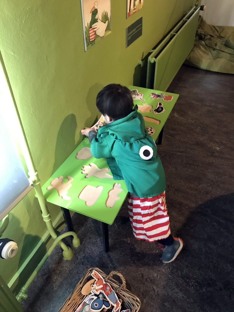 Max doing a puzzle at the `Kikker is hier!` exhibition at the second floor of the Natuurmuseum Brabant