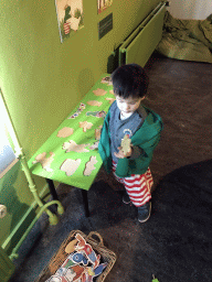 Max doing a puzzle at the `Kikker is hier!` exhibition at the second floor of the Natuurmuseum Brabant