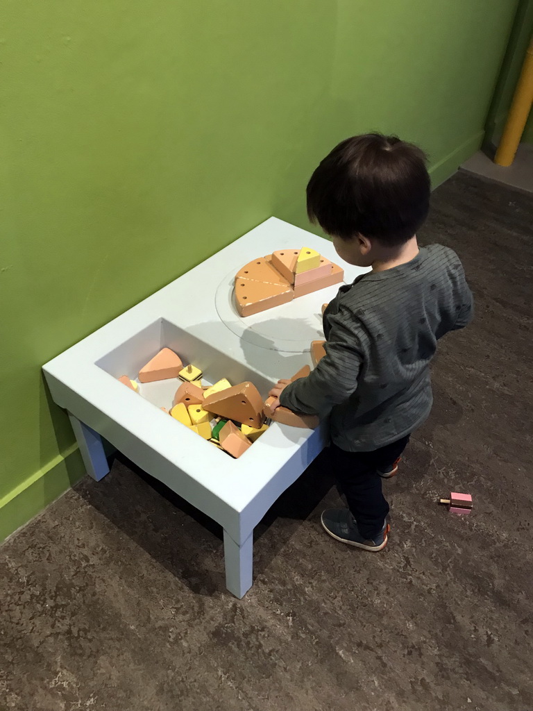 Max doing a puzzle at the `Kikker is hier!` exhibition at the second floor of the Natuurmuseum Brabant