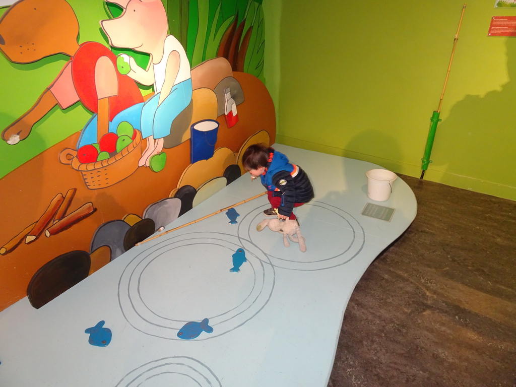 Max at the fishing game at the `Kikker is hier!` exhibition at the second floor of the Natuurmuseum Brabant