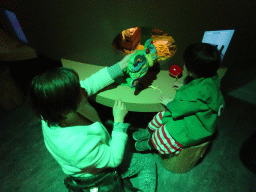 tilburg_7_019 - 268 kb - 1024x768 - Miaomiao and Max at the `Beleef Ontdek Samen: BOS` exhibition at the second floor of the Natuurmuseum Brabant Miaomiao and Max at the `Beleef Ontdek Samen: BOS` exhibition at the second floor of the Natuurmuseum Brabant