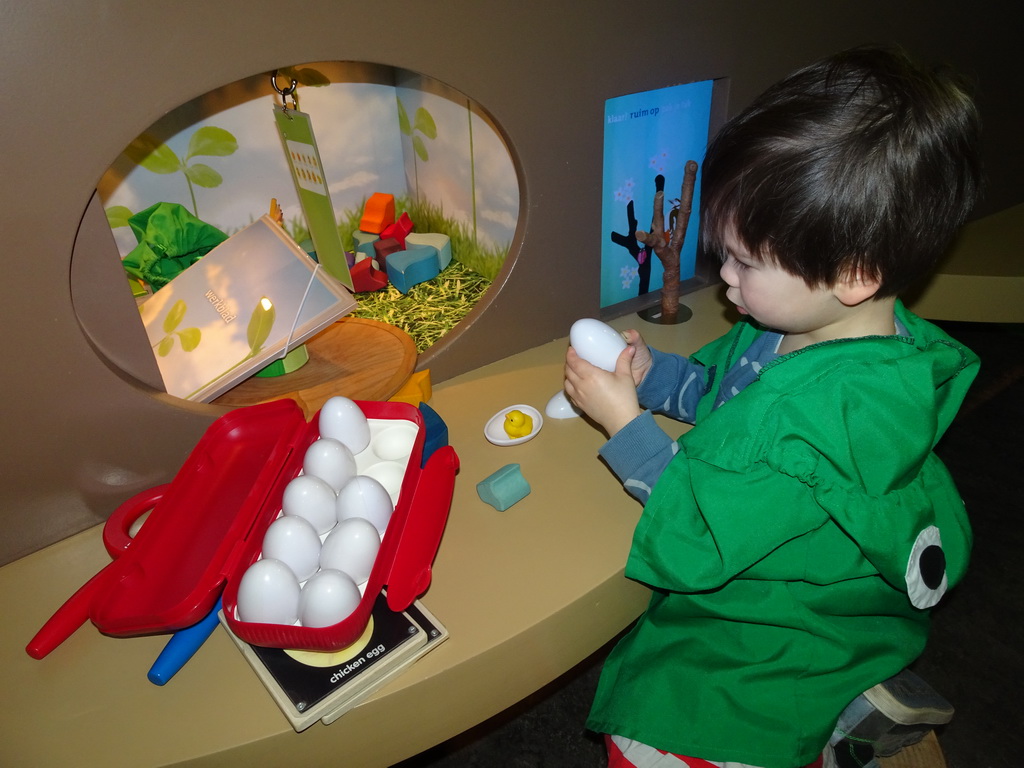 Max at the `Beleef Ontdek Samen: BOS` exhibition at the second floor of the Natuurmuseum Brabant