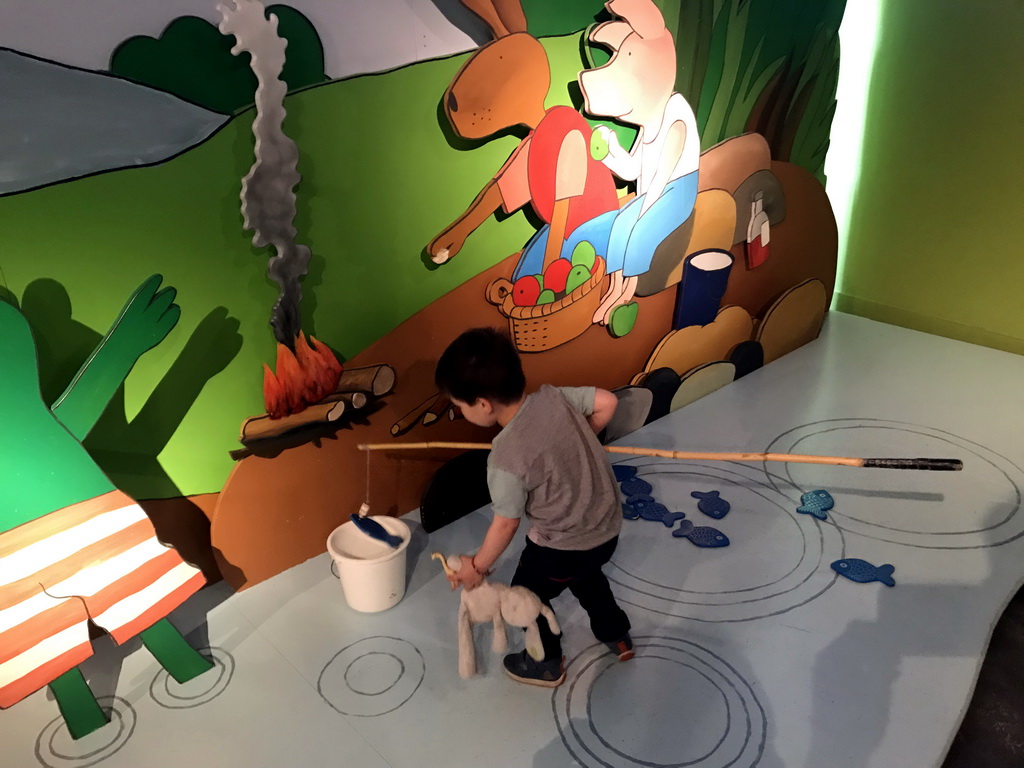 Max at the fishing game at the `Kikker is hier!` exhibition at the second floor of the Natuurmuseum Brabant