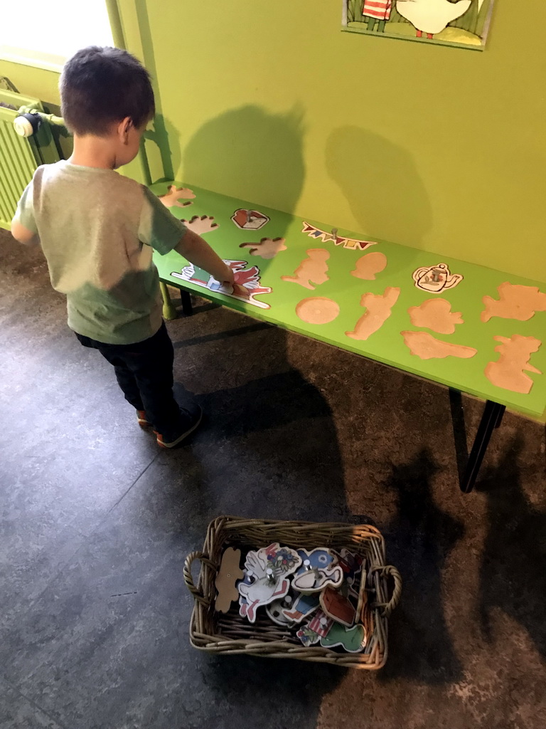 Max doing a puzzle at the `Kikker is hier!` exhibition at the second floor of the Natuurmuseum Brabant