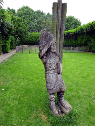 Wooden statue of a native American at the Dierenpark De Oliemeulen zoo