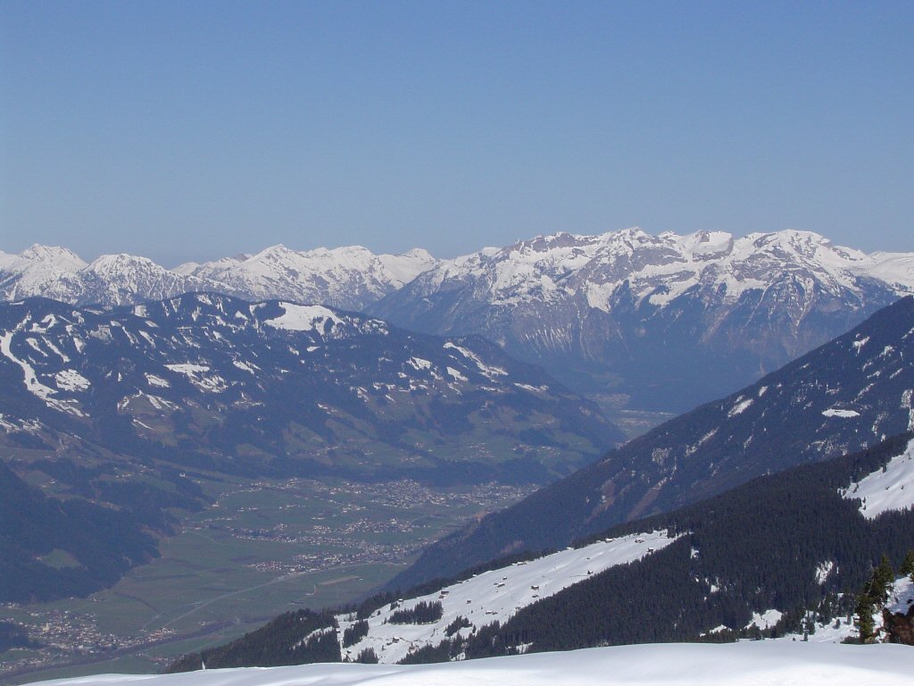Mountains and snow at the Hochzillertal ski resort