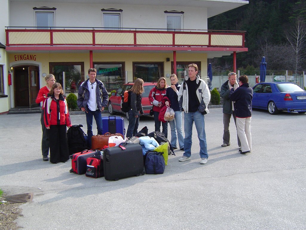 Tim and his friends in front of the Alpenhof Hotel at the Innsbrucker Straße street at Brixlegg