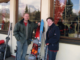 Tim`s friends with skis in front of the Alpenhof Hotel at the Innsbrucker Straße street at Brixlegg