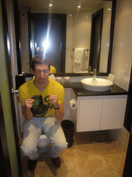 Tim at the toilet of our room of the Holiday Inn on King hotel