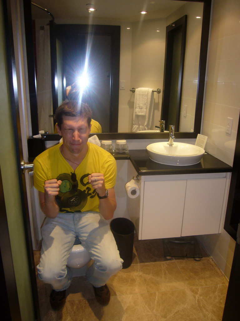 Tim at the toilet of our room of the Holiday Inn on King hotel
