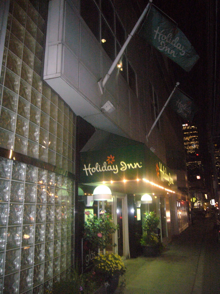 The front of the Holiday Inn on King hotel, by night