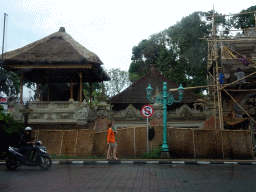 The Puri Saren Agung palace, under renovation, viewed from the taxi at the crossing of the Jalan Monkey Forest street and the Jalan Raya Ubud street