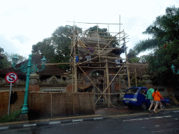 The Puri Saren Agung palace, under renovation, viewed from the taxi at the crossing of the Jalan Monkey Forest street and the Jalan Raya Ubud street