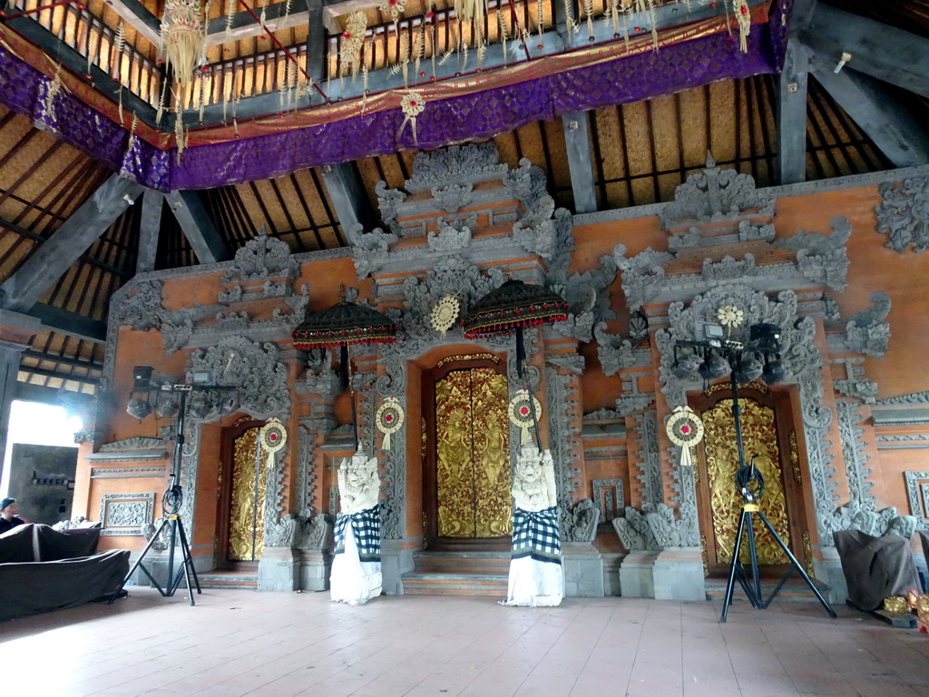 Interior of the pavilion at the crossing of the Jalan Suweta street and the Jalan Raya Ubud street