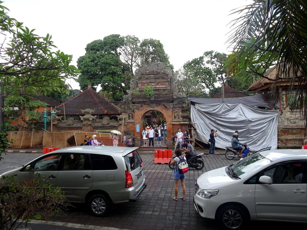 The Jalan Suweta street and the entrance gate to the Puri Saren Agung palace