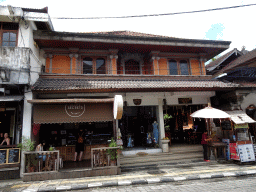 Shops and restaurants at the Jalan Monkey Forest street