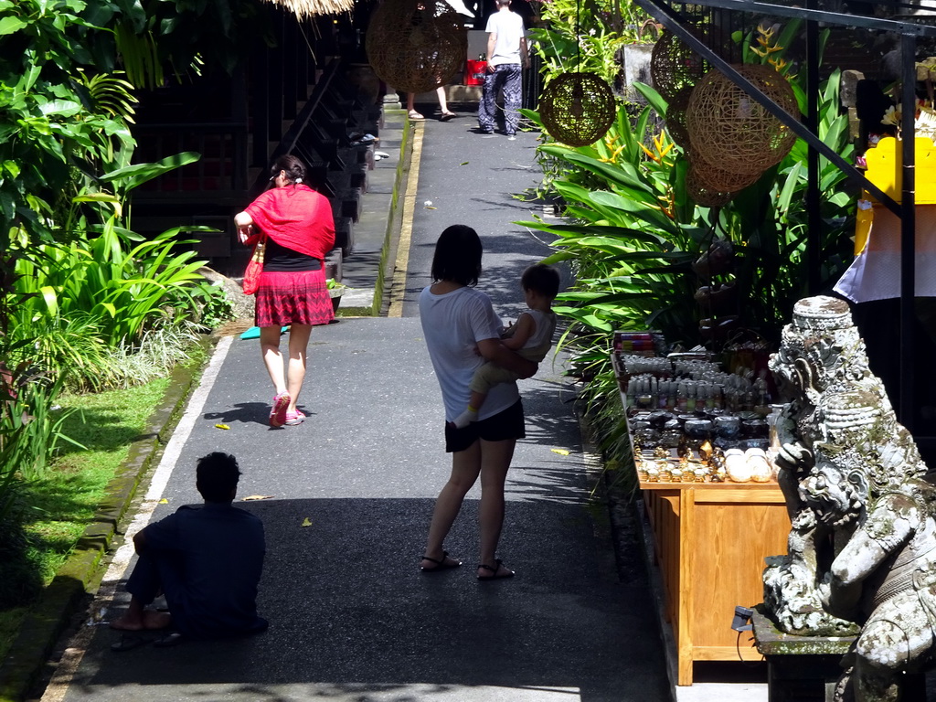 Miaomiao and Max at the path from the Pura Taman Saraswati temple to Café Lotus