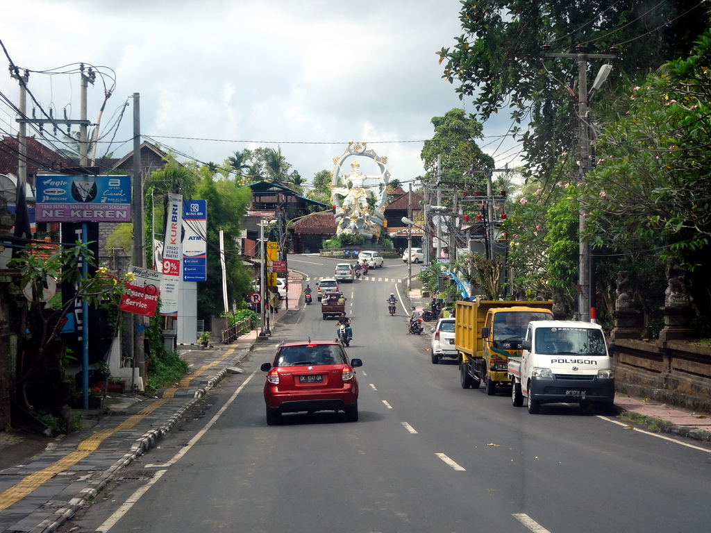 Large statue at the crossing of the Jalan Raya Ubud street and the Jalan Cokorda Gede Rai street, viewed from the taxi