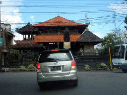 Front of a temple at the crossing of the Jalan Cokorda Gede Rai street and the Jalan Raya Teges street, viewed from the taxi