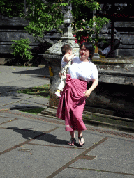 Miaomiao and Max in front of the bathing place at the Goa Gajah temple