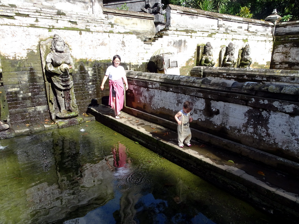 Miaomiao and Max at the bathing place at the Goa Gajah temple