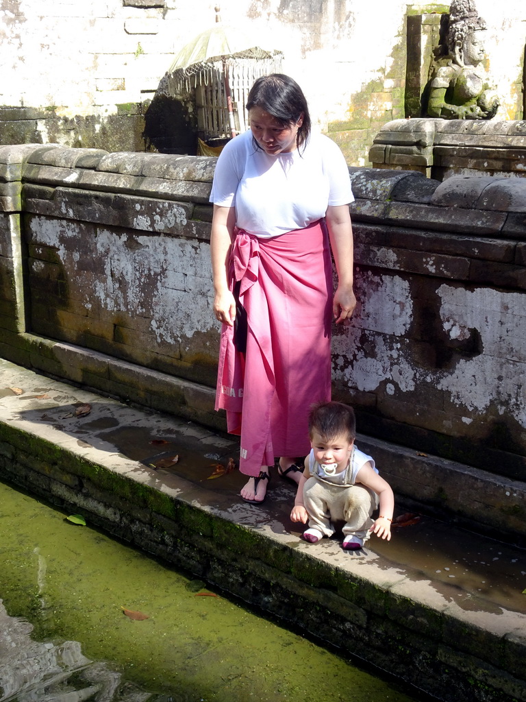 Miaomiao and Max at the bathing place at the Goa Gajah temple