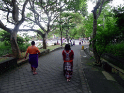 Miaomiao on the path to the Pura Luhur Uluwatu temple