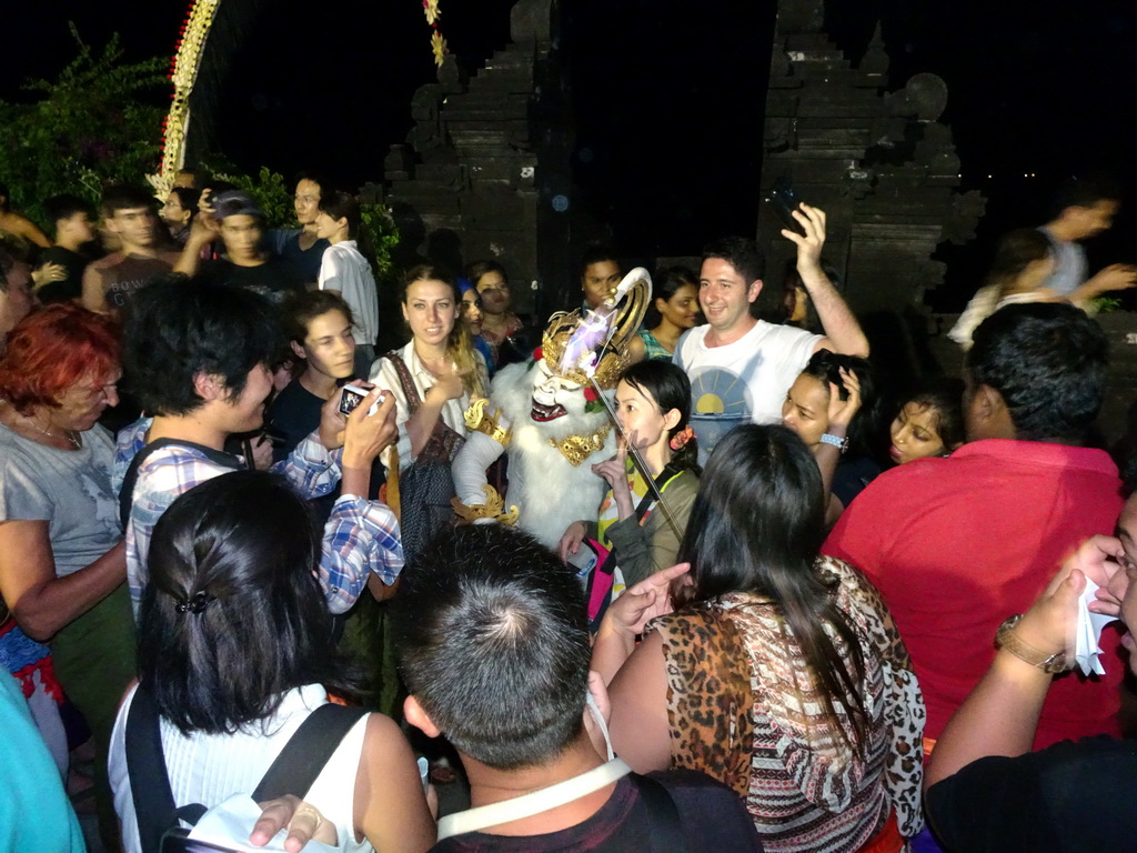 People making photos with Haruman, right after the Kecak and Fire Dance at the Amphitheatre of the Pura Luhur Uluwatu temple, by night