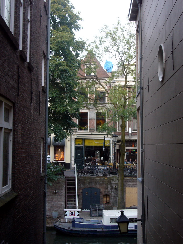 View on the Oudegracht canal from the Lijnmarkt street