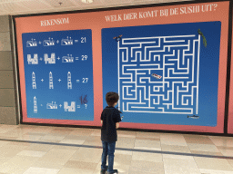 Max with puzzles on a wall at the Hoog Catharijne shopping mall